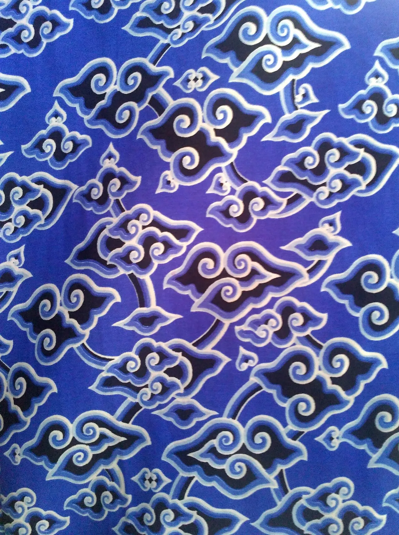 Kain batik motif Mega Mendung, ikon batik Cirebon. Foto: Wikimedia Commons