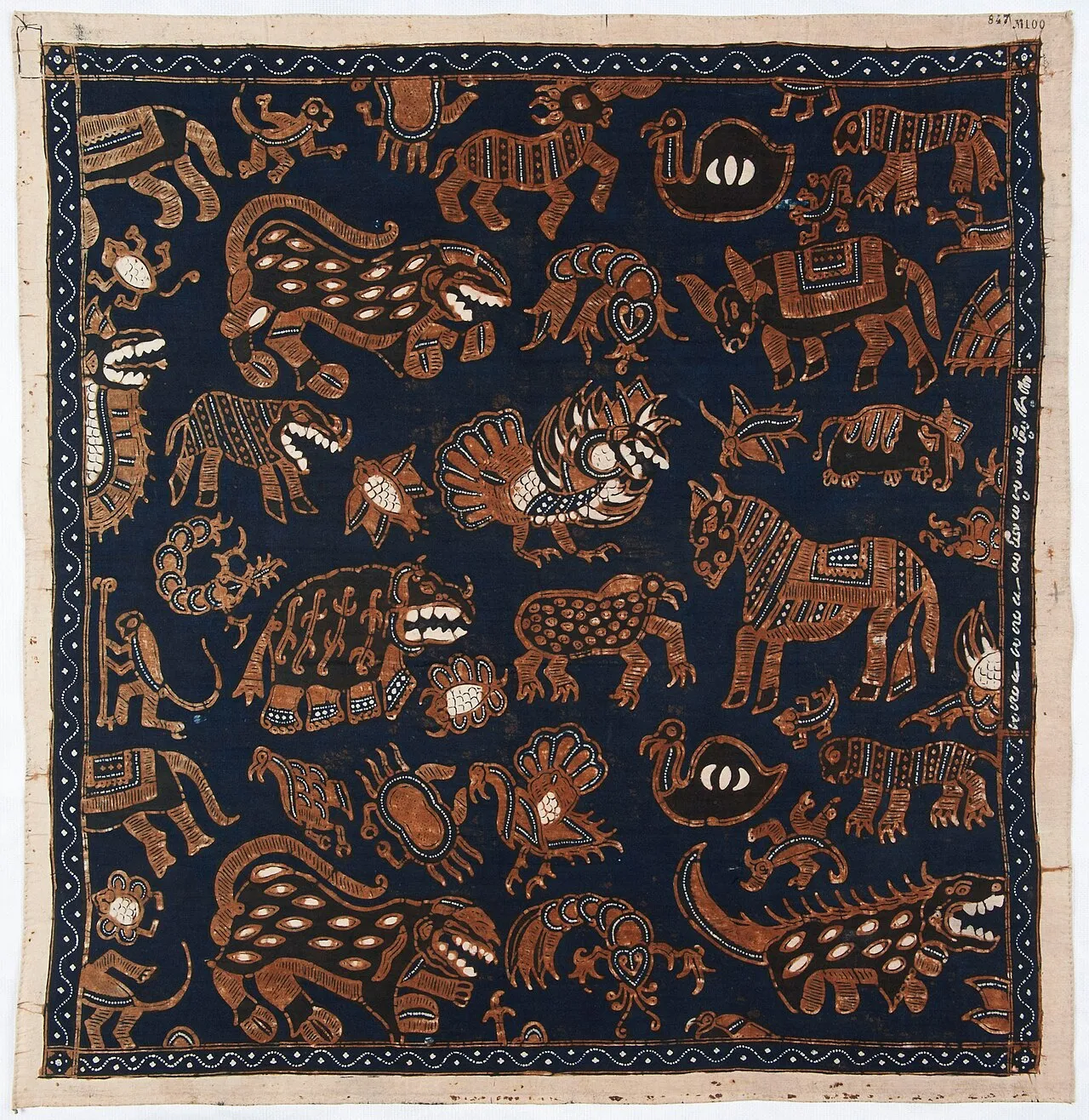 Motif Alas-Alasan klasik dari koleksi museum, menampilkan kehidupan hutan. Foto: Wikimedia Commons
