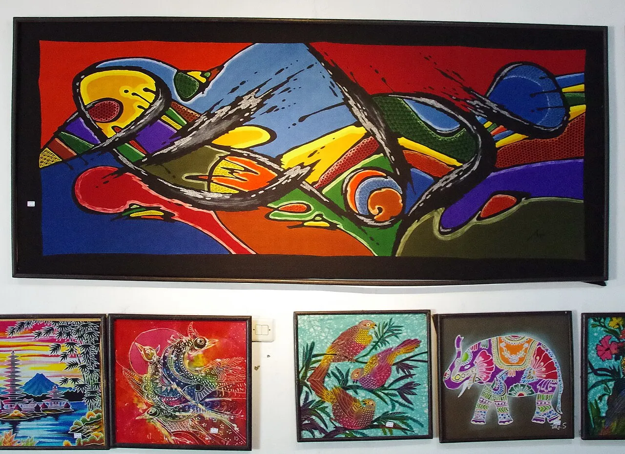 Kain batik khas Bali dengan warna dan motif yang mencolok. Foto: Wikimedia Commons